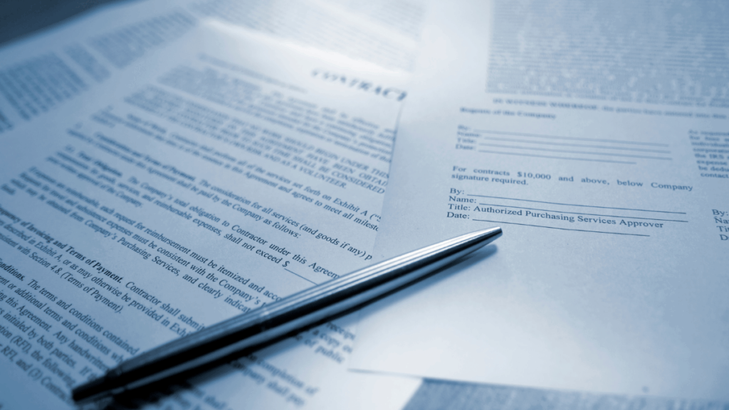 Vertragsdokumente mit einem silbernen Kugelschreiber – Symbol für Organisation, Verantwortung und professionelle Assistenz.